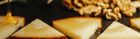 Manchego Ost i Ovnen med Honning og Valnødder – En Tapasopskrift til Ægte Hygge - Aroma Ibérico